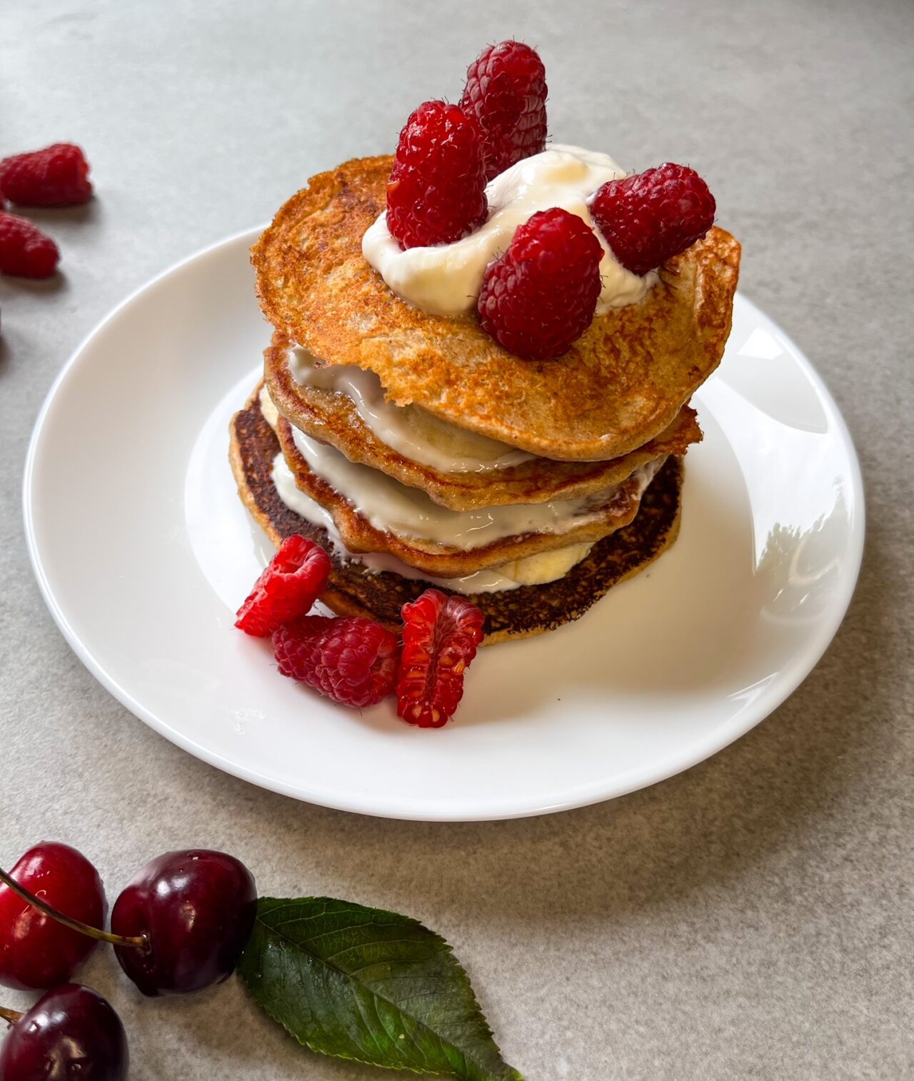 Pancakes ze skyrem i malinami