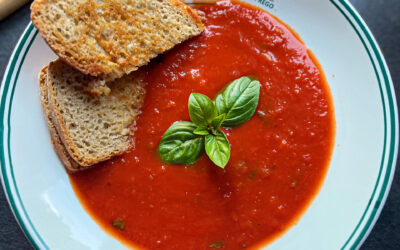 Krem pomidorowy z serową grzanką dla insulinoopornych