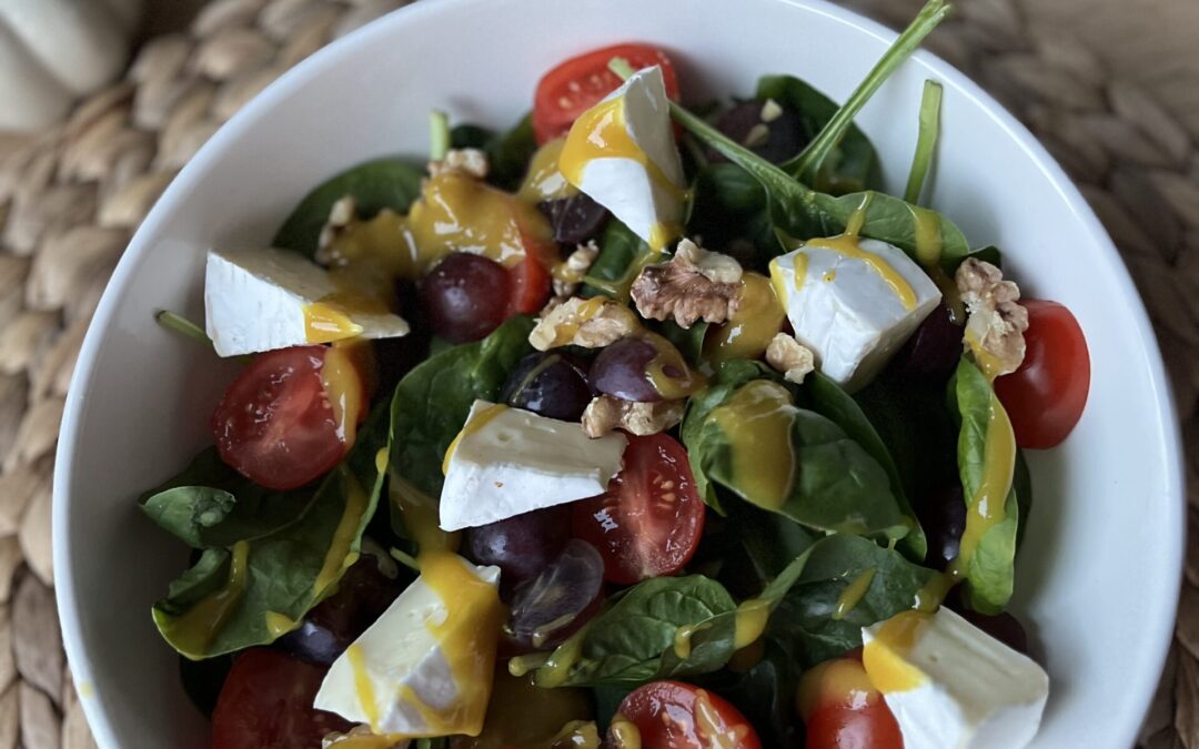 Sałatka z camembertem i winogronami dla insulinoopornych