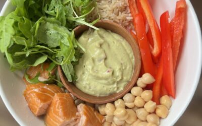 Bowl z łososiem i dipem z awokado dla insulinoopornych