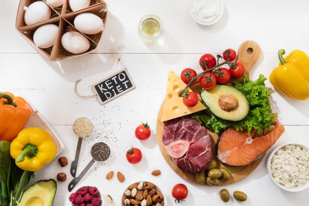 Produkty diety ketogenicznej: jajka, awokado, łosoś, mięso, orzechy i warzywa